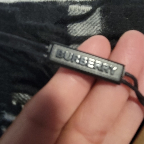 BURBERRY NWT Check  100% CASHMERE Scarf. - Picture 5 of 16